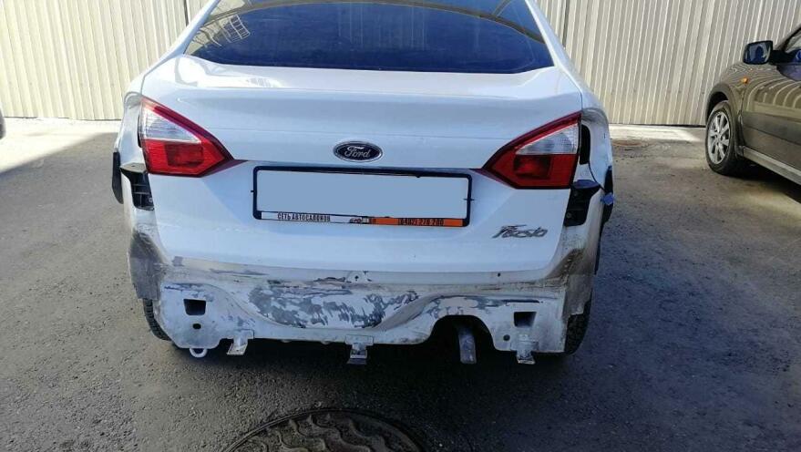 Ремонт бампера Ford Фото Ford до ремонта